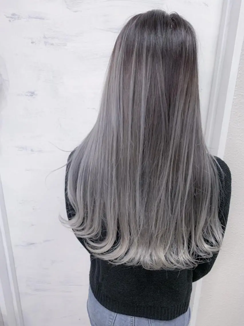 ロング カラー ブリーチ ブルーカラー シルバー BOX mico.のヘアスタイル