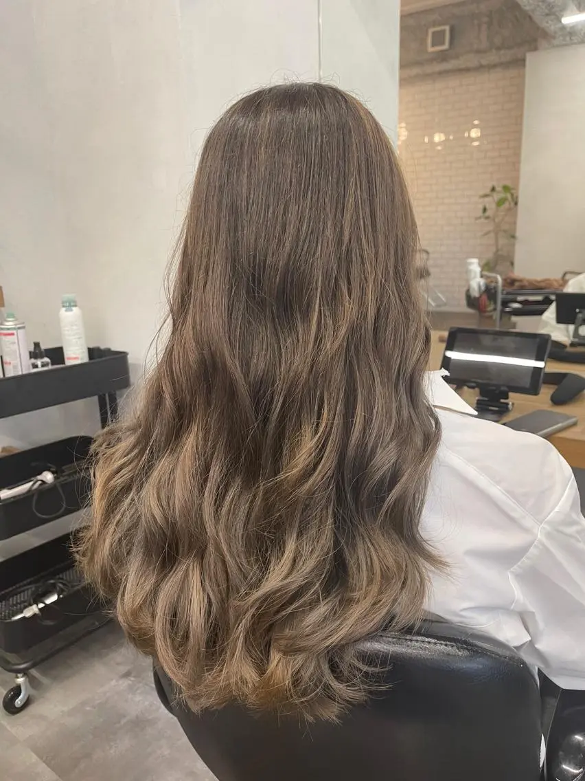 セミロング カラー グラデーションカラー ハイライトカラー ハイライト 難波 茜のヘアスタイル