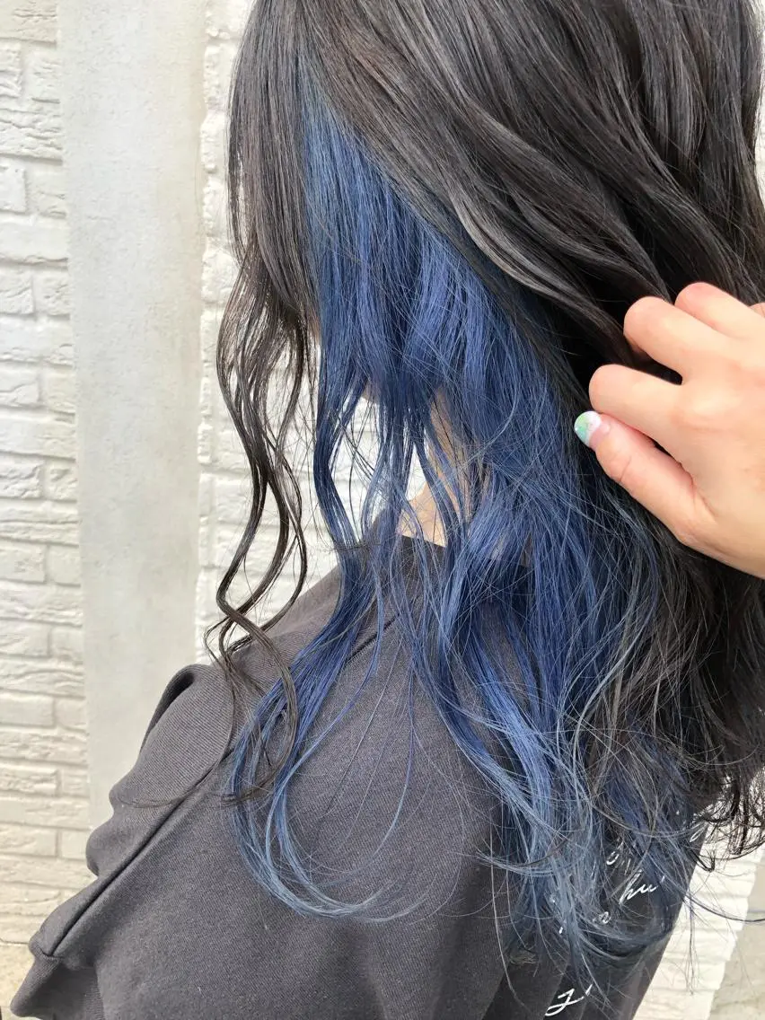 セミロング カラー ブリーチ ブルーカラー カット ヘアカラー 吉村 絢乃のヘアスタイル