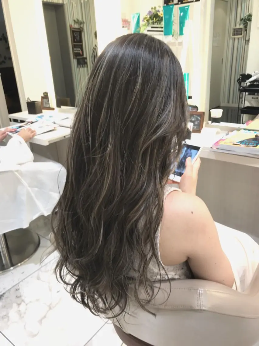 ロング カラー 透明感カラー ダークグレー ダークグレージュ グレージュ ハイライトカラー カット ヘアカラー 山崎俊輔/髪質改善 /バレイヤージュのヘアスタイル