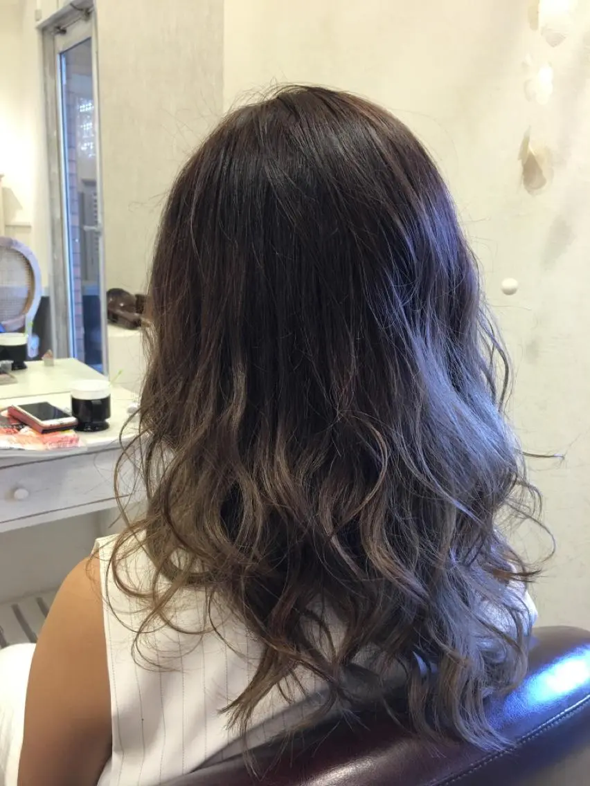 セミロング nui三宮 白髪ぼかしモデルのヘアスタイル