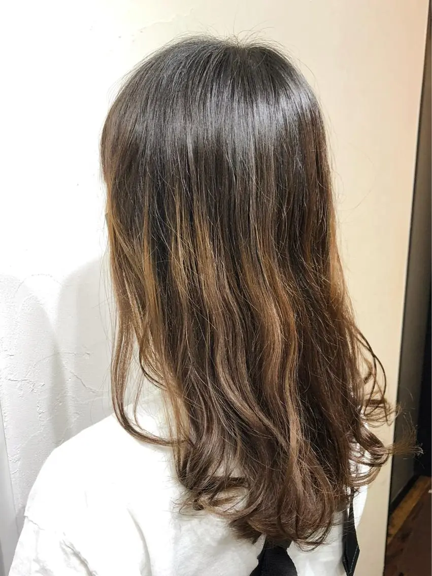 ロング 白髪ぼかし大人メンズ 根本零のヘアスタイル
