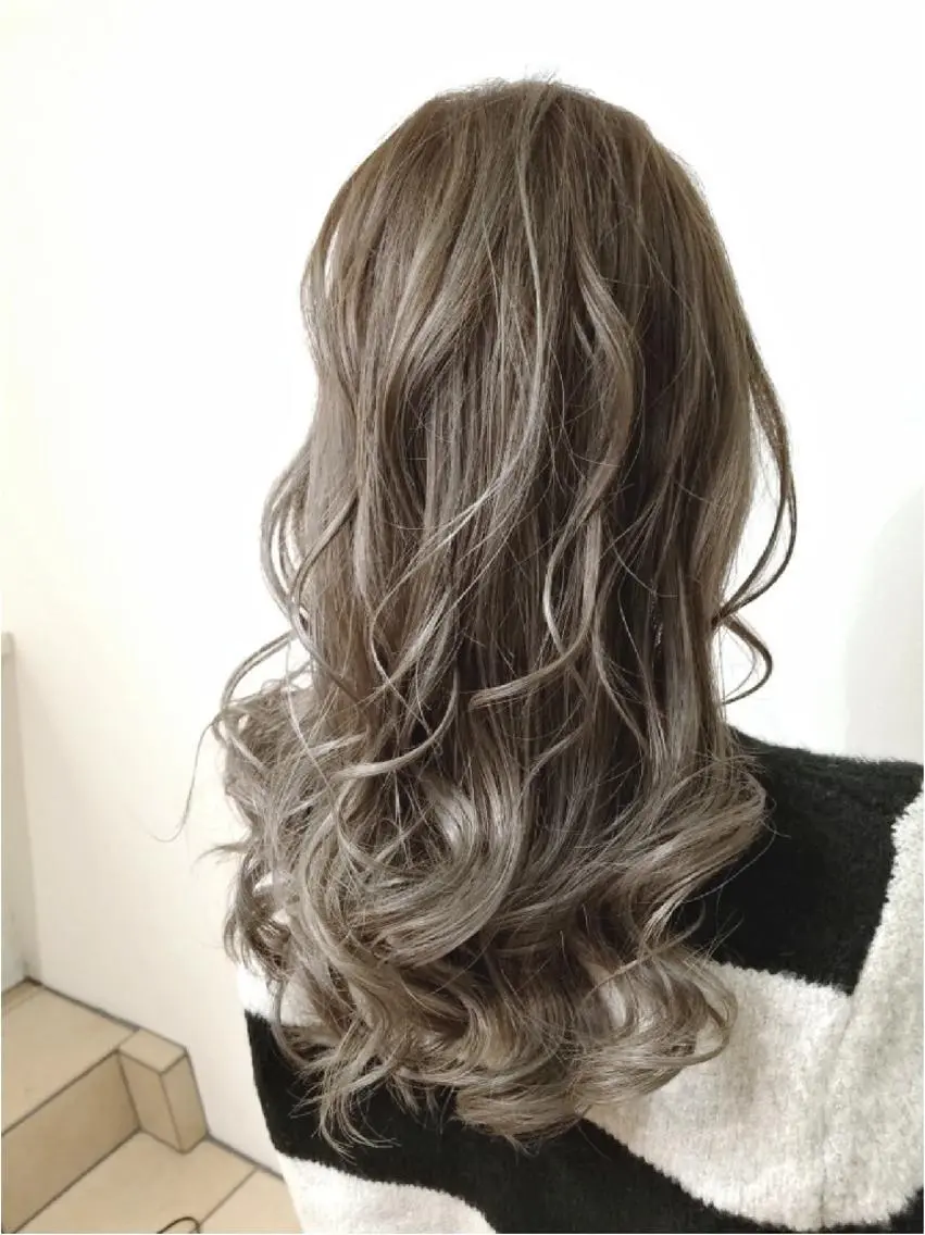 セミロング カラー グレージュ ハイライトカラー イルミナカラー ハイライト 【髪質改善美容師】t occa茨木篠原健太のヘアスタイル