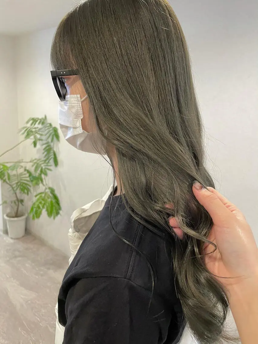 ロング カラー ベージュカラー ブリーチ ケアブリーチ イルミナカラー オリーブベージュ カット ヘアカラー トリートメント 安藤 佑衣のヘアスタイル