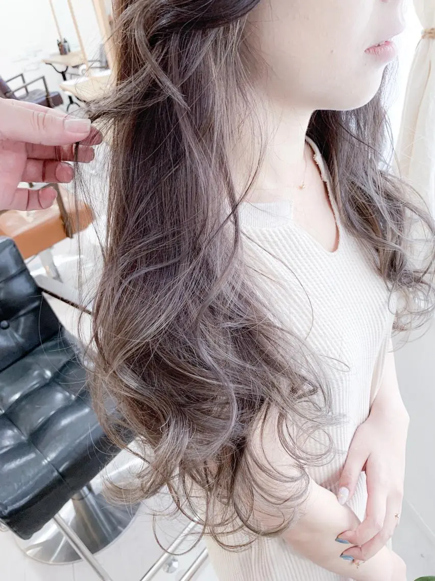 ロング カラー 透明感カラー グレージュ ハイライトカラー ハイライト ヘアカラー BOX mico.のヘアスタイル