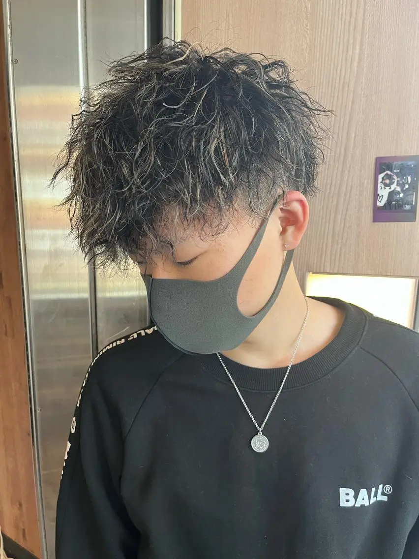 ショート カラー パーマ メンズ メンズメッシュ メンズパーマ メンズツイストパーマ メッシュ ツイストパーマ カット ヘアカラー パーマ AVANCE.難波 店長 松元のヘアスタイル