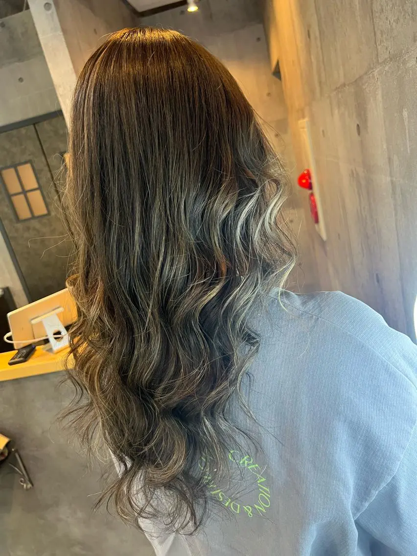 ロング カラー パーマ ヘアアレンジ メンズ キッズ ネイル シールエクステ メンズバレイヤージュ メンズハイライト メンズインナーカラー メンズ韓国風 ミルクティーハイトー ン💖Mikaのヘアスタイル