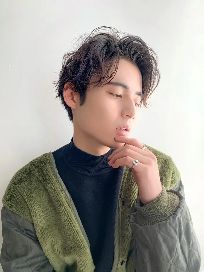 ミディアム パーマ メンズ ミディアムパーマ メンズブリーチ センターパート フェードカット メンズハイライト メンズStylist 山根慧のヘアスタイル