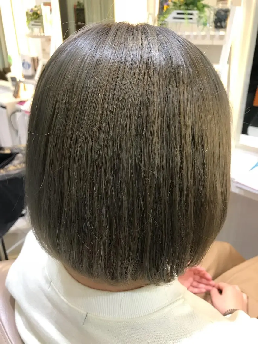 ショート カラー ブリーチ 透明感カラー グレージュ 清藤綾/脱白髪染め 白髪ぼかしハイライトのヘアスタイル