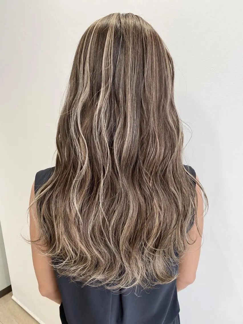 ロング カラー パーマ ヘアアレンジ シールエクステ アッシュ バレイヤージュ ベージュカラー ブリーチ ハイトーン カラーのヘアスタイル