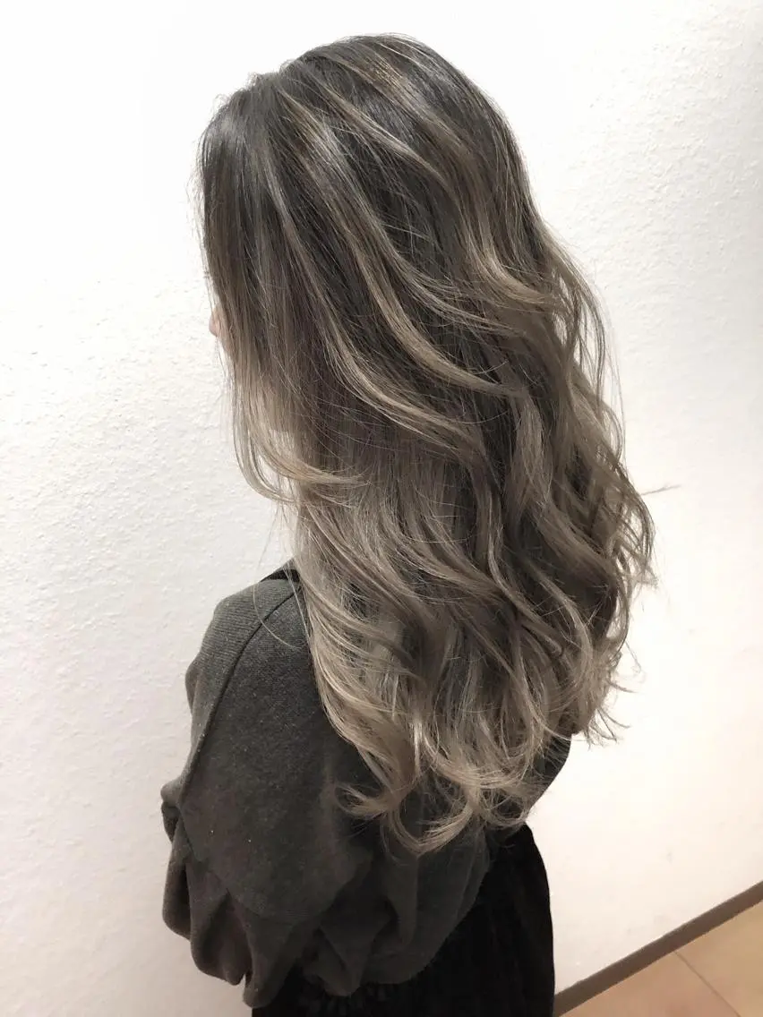 ロング レイヤーカット biscohair 髪にドラマを。のヘアスタイル