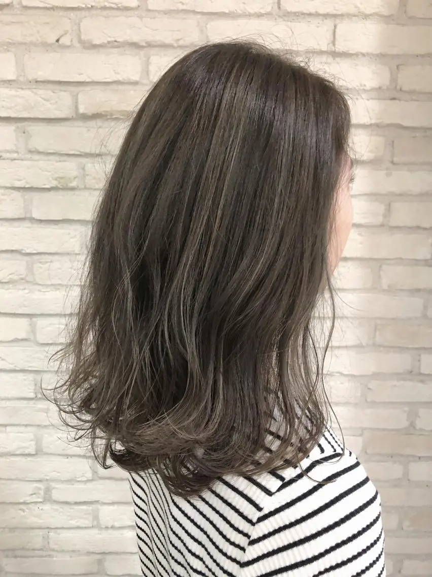 ミディアム カラー グレージュ ハイライトカラー ハイライト 大平 美沙のヘアスタイル