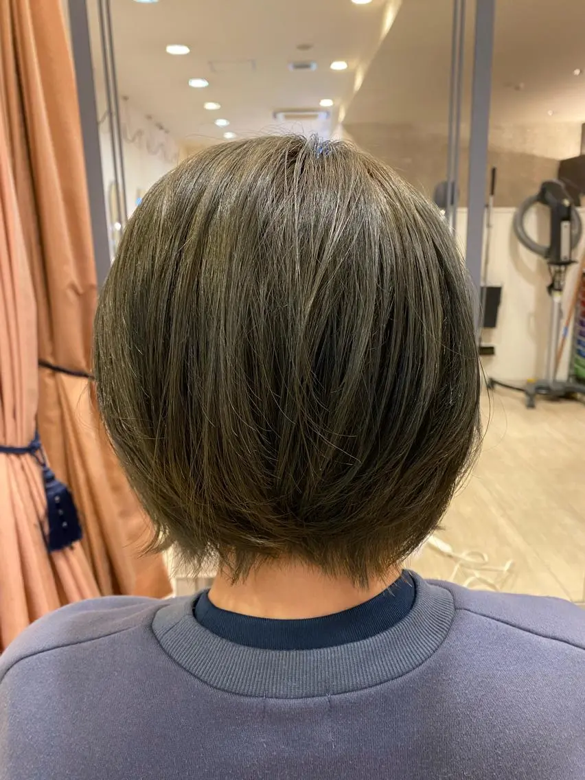 ショート カラー 辻出 綾弥のヘアスタイル