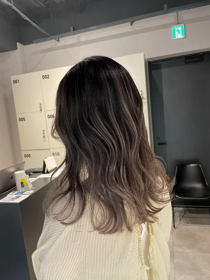ミディアム カラー グレージュ ブリーチ👩🦳/ ✂︎MANAMIのヘアスタイル