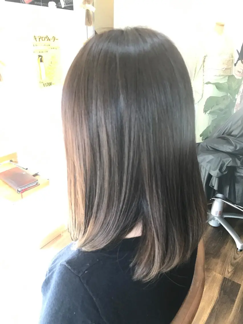 ミディアム カラー 石川 奈緒子のヘアスタイル