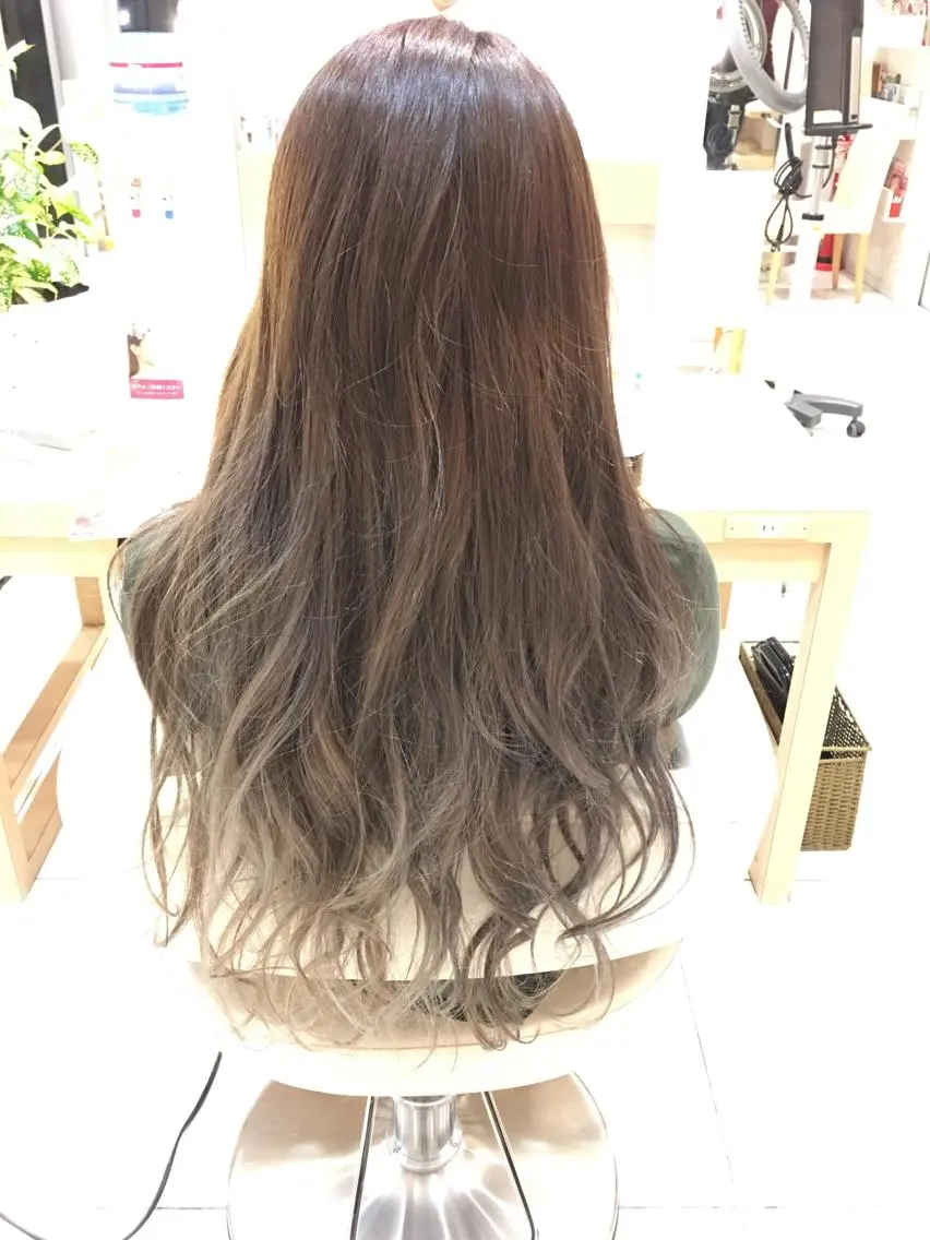 ロング カラー ベージュカラー グラデーションカラー ハイライトカラー メッシュ ハイライト 小田原NO1 美容師 飯田飛翔のヘアスタイル