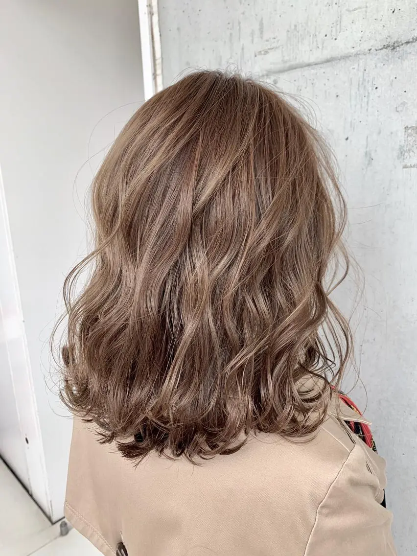 ミディアム カラー パーマ ベージュカラー 透明感カラー Chlom🌿Top Stylist沖田のヘアスタイル