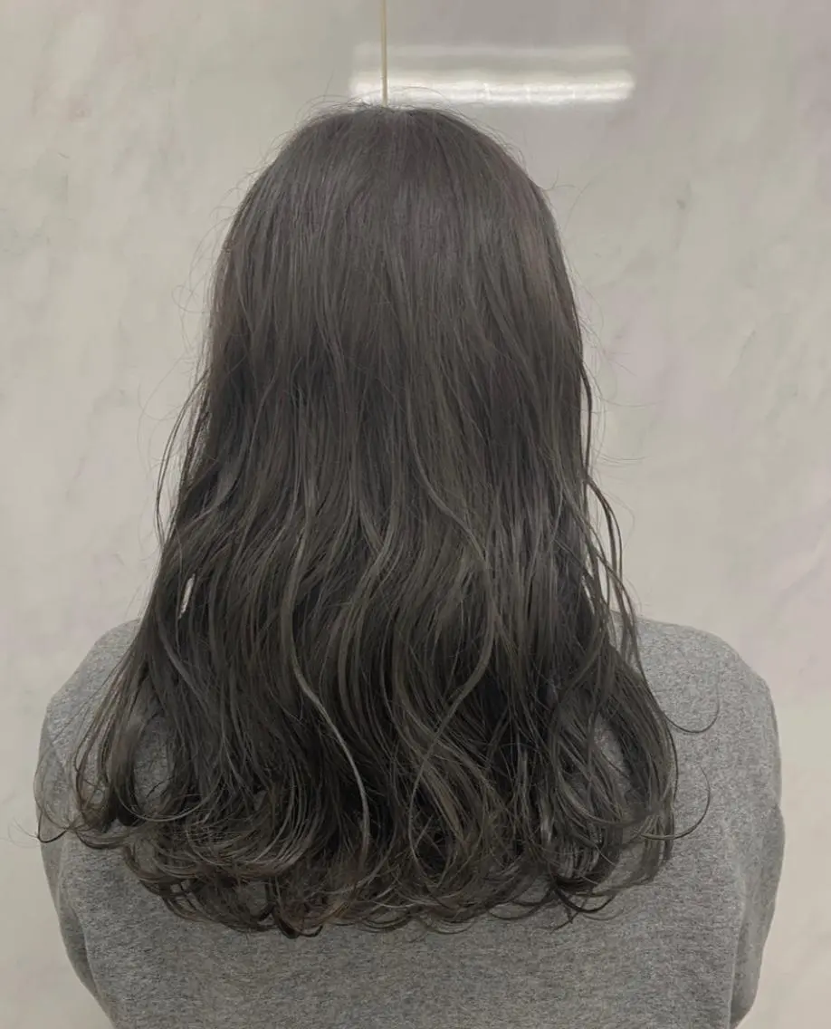 ロング アッシュ アッシュブラウン ヘアカラー 袴田 伊代のヘアスタイル