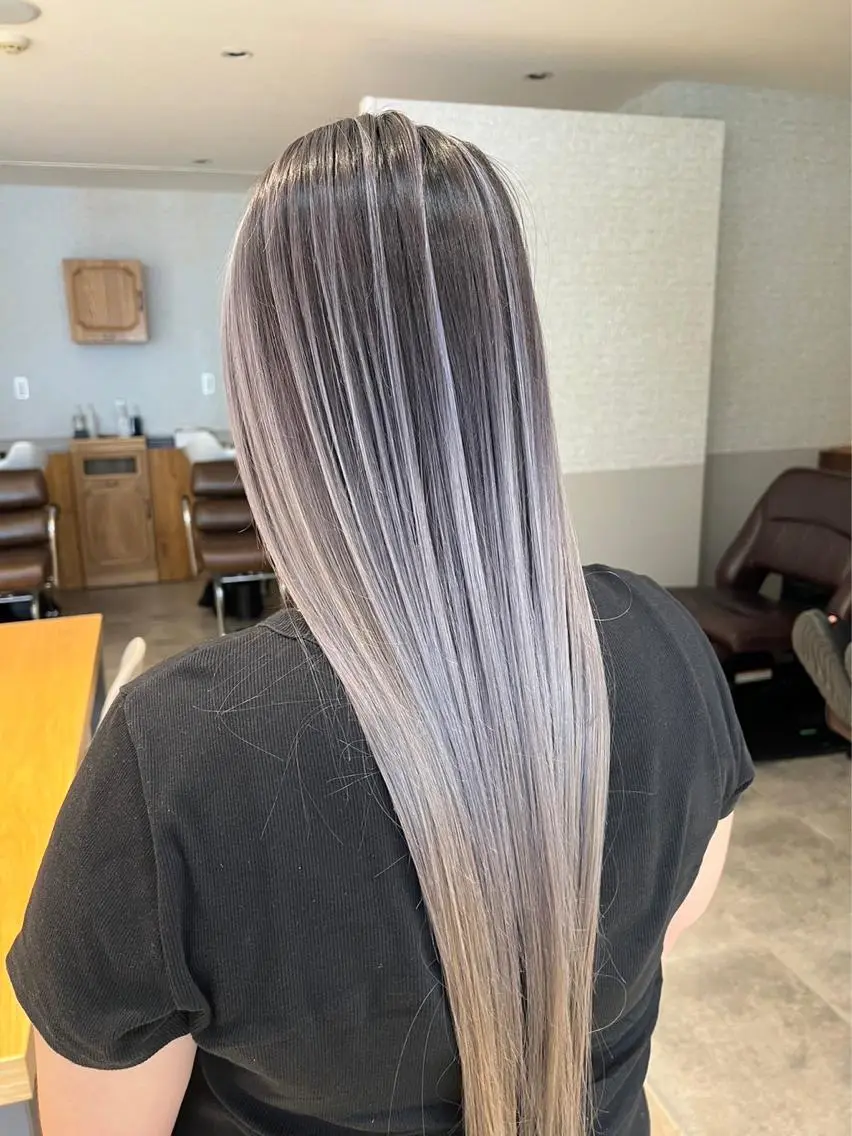 ロング カラー バレイヤージュ シルバー ホワイトシルバー レイヤーカット ヘアカラー トリートメント 指名数No.1 /NAOYAのヘアスタイル