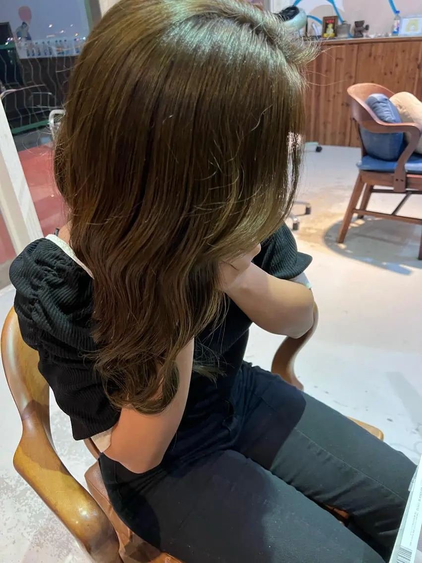ロング カラー パーマ ヘアアレンジ メンズ マツエク・マツパ アイブロウ ベージュカラー オリーブベージュ 眉カラー Lisa 海外風スパイラルのヘアスタイル
