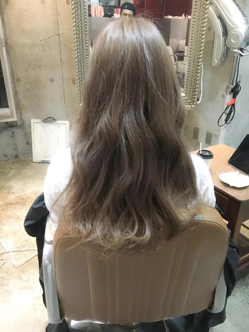ロング カラー ダブルカラー グレージュ ミルクティーグレージュ トリートメント 北條 優輝のヘアスタイル