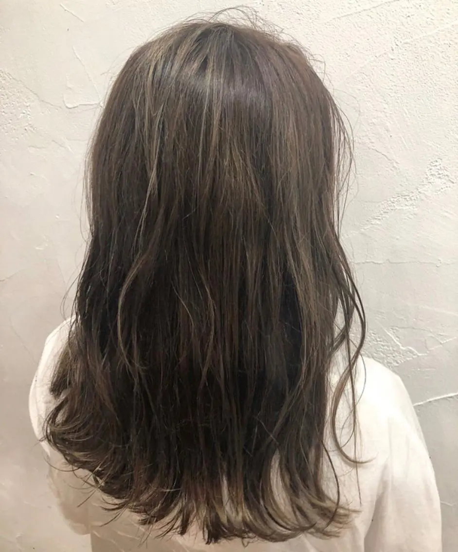 セミロング ハイライト 村澤 拓弥のヘアスタイル
