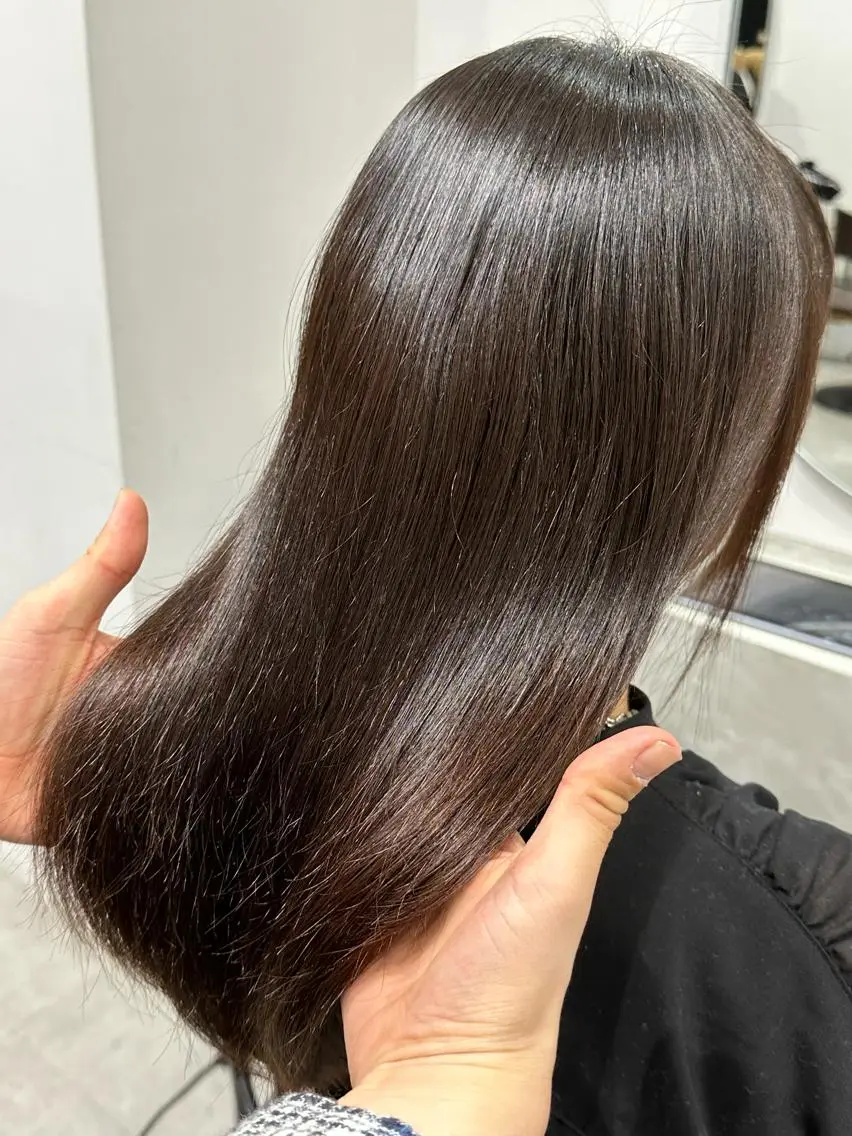 セミロング カット 縮毛矯正 トリートメント シガ ミクトのヘアスタイル