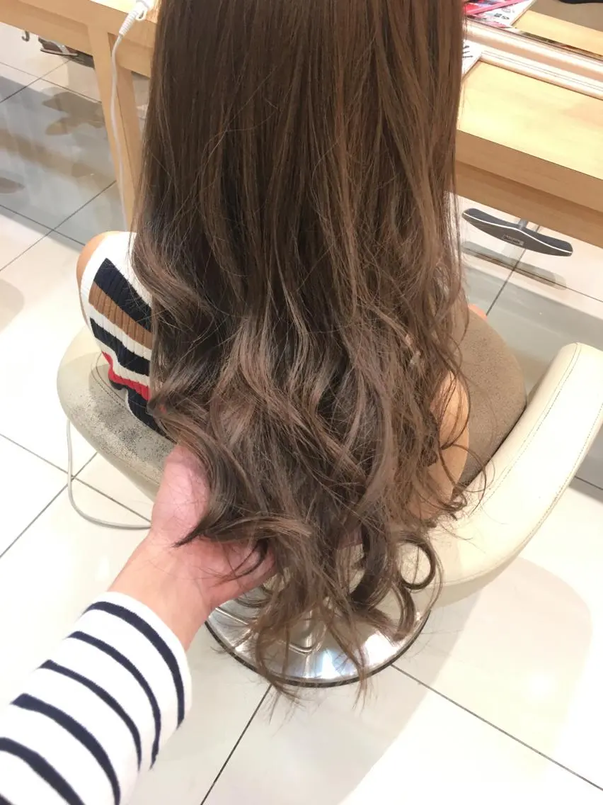 ロング カラー グレージュ ハイライトカラー ミルクティーグレージュ 外国人風カラー ハイライト 小田原NO1 美容師 飯田飛翔のヘアスタイル