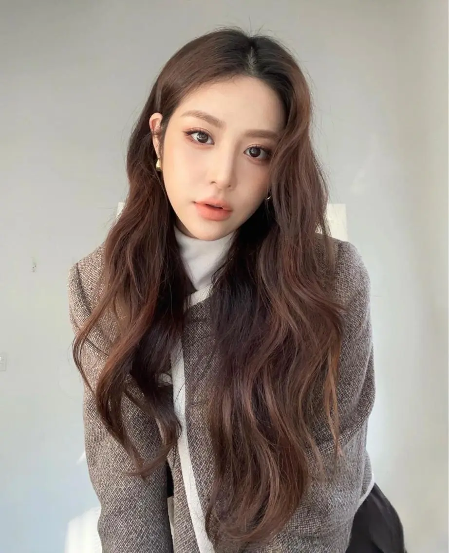 セミロング カラー ベージュカラー ブリーチ イヤリングカラー 韓国風カラー ブリーチなしカラー カット ヘアカラー トリートメント 鈴木 一貴のヘアスタイル