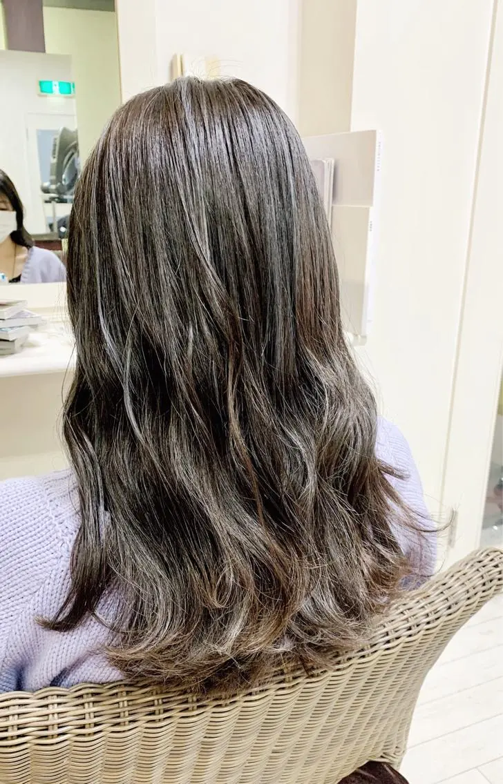 ロング アッシュ 外国人風カラー ハイライト ロング カット ヘアカラー トリートメント マルナ本店 ペコのヘアスタイル