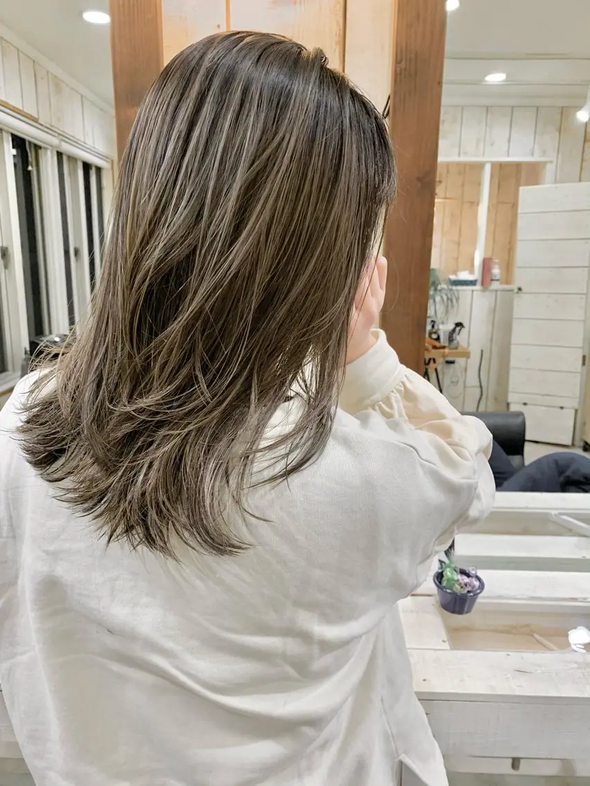 ミディアム カラー 鷺谷 玲奈のヘアスタイル
