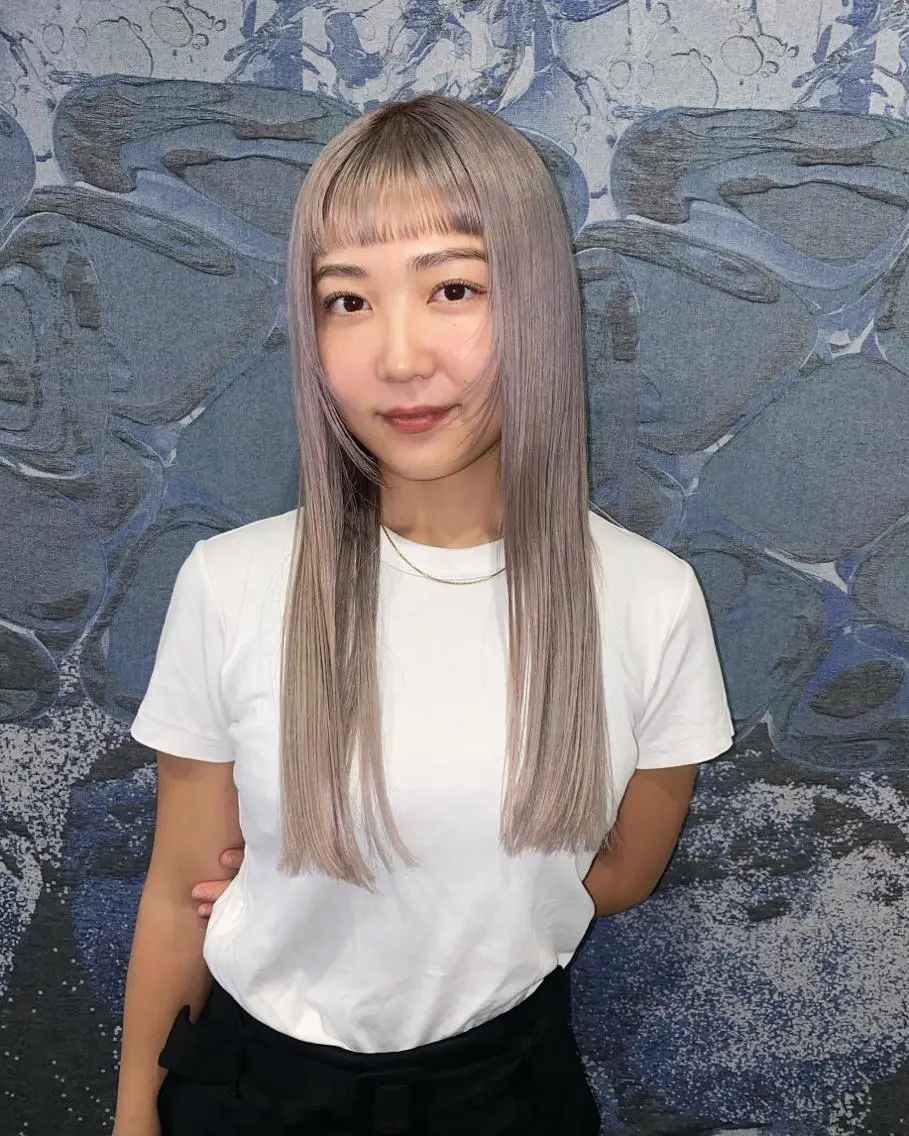 セミロング カラー ヘアアレンジ ブリーチ シルバー オン眉 ウルフカット モデル募集中!ミカのヘアスタイル