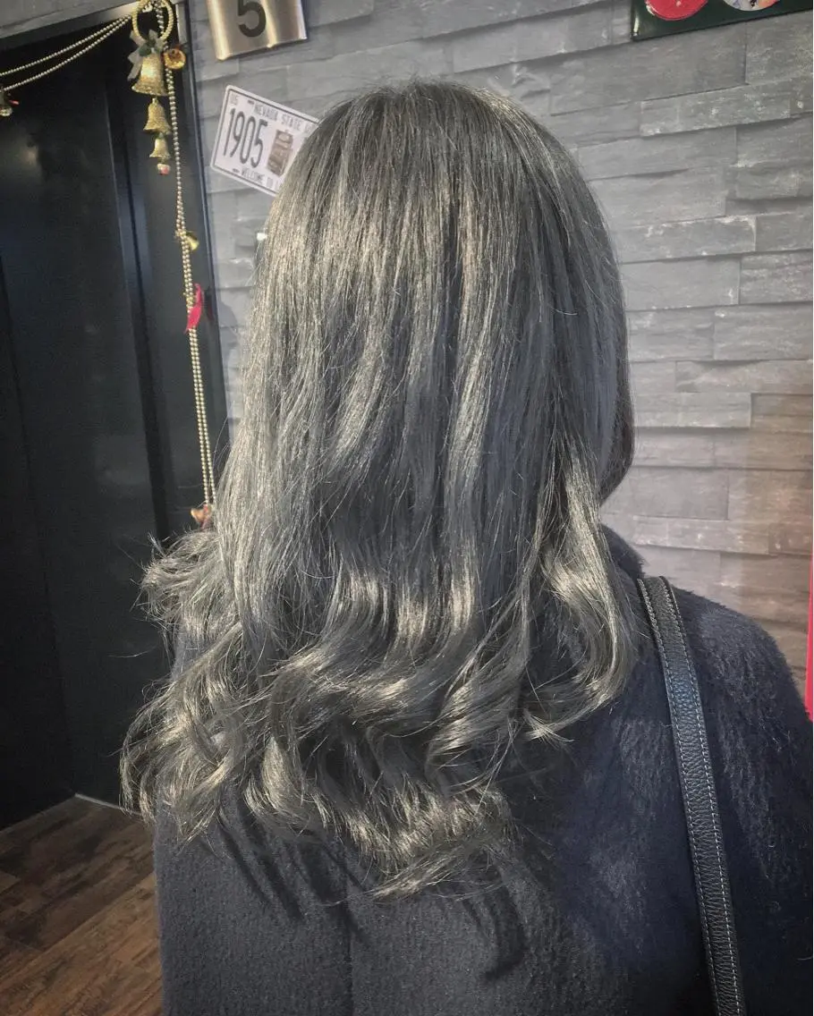 セミロング カラー ブリーチ グレージュ 川名 充✂️のヘアスタイル