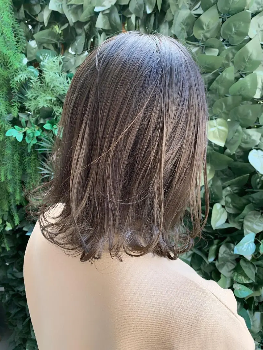 ミディアム カラー グレージュ ハイライトカラー ハイトーンカラー ハイライト トリートメント カット ヘアカラー トリートメント 吉本 知弘のヘアスタイル