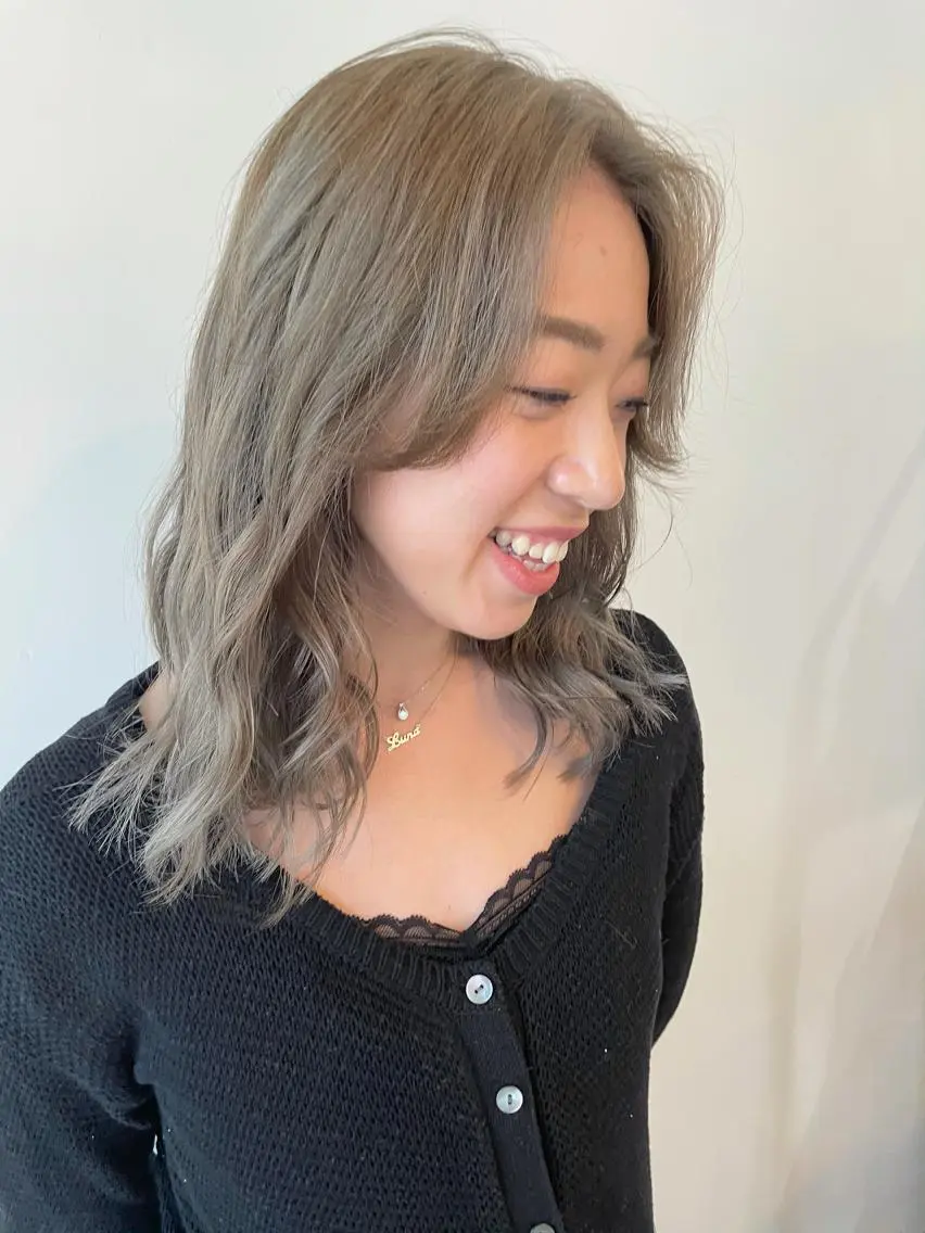 ミディアム カラー ブリーチ ハイトーンカラー カット ヘアカラー トリートメント 安藤 佑衣のヘアスタイル