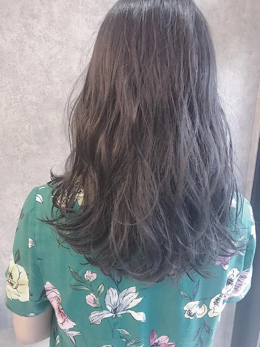 セミロング パーマ カット ヘアカラー トリートメント 顔周りレイヤーカット ブリーチminamiのヘアスタイル