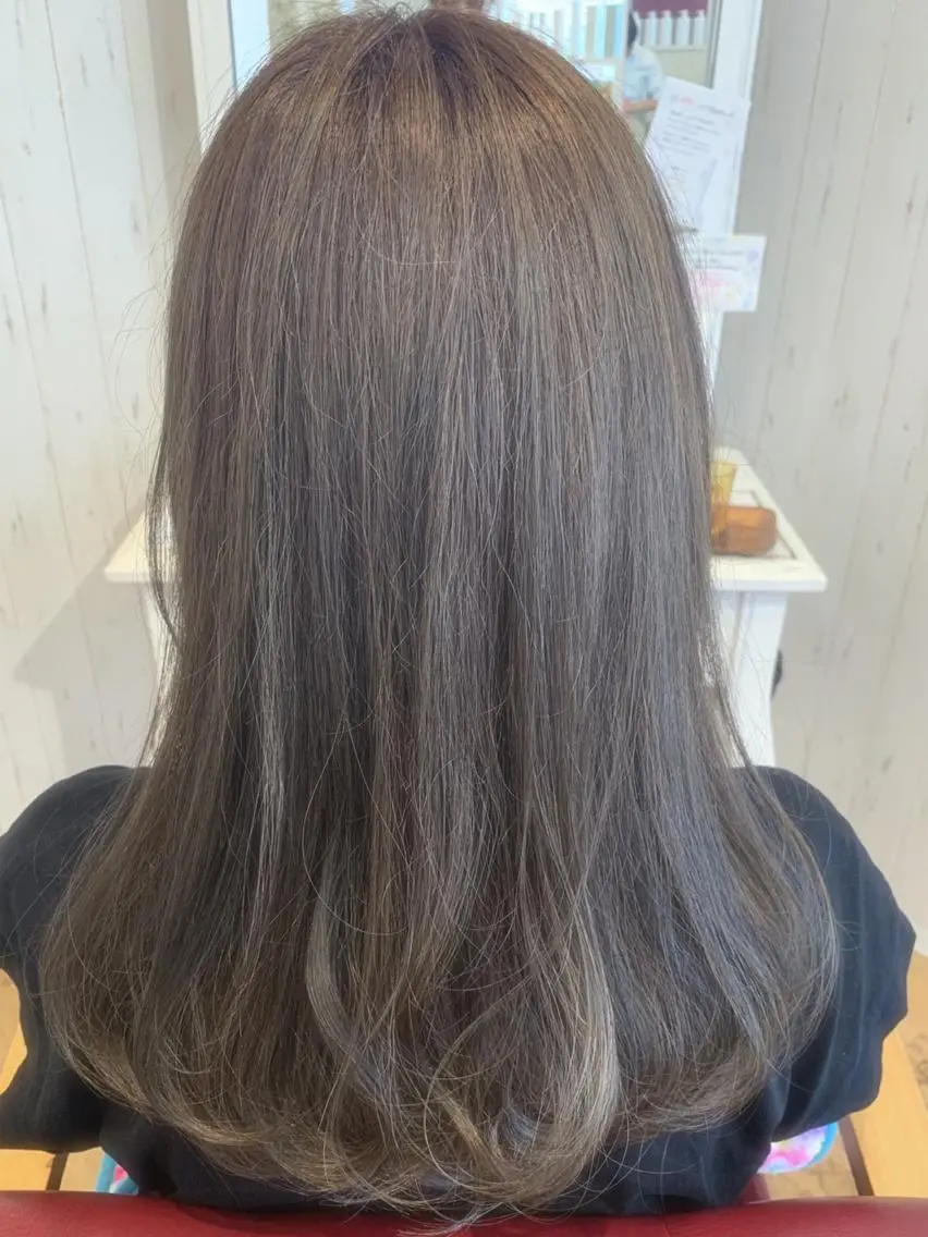 ロング カラー 透明感カラー グレージュ オリーブグレージュ オリーブグレー 工藤 萌香のヘアスタイル