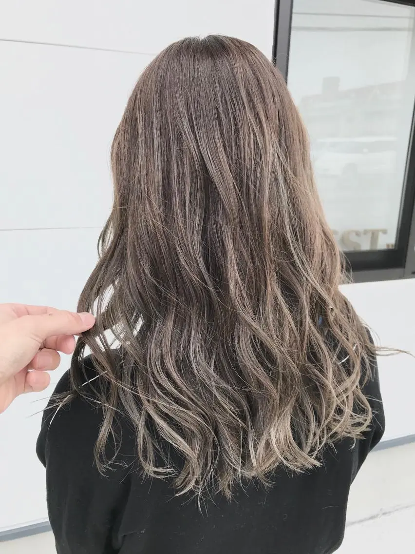 ロング ハイライト タカツド ユウキのヘアスタイル