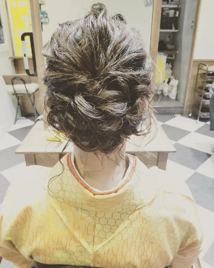 ミディアム ヘアアレンジ 卒業式のヘアスタイル おくれ毛 ヘアセット/髪質改善 /カラー/TADOのヘアスタイル