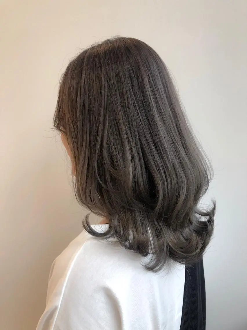 セミロング カラー グレージュ シルバー シルバーグレージュ 【透明感、艶髪】西村 有司のヘアスタイル