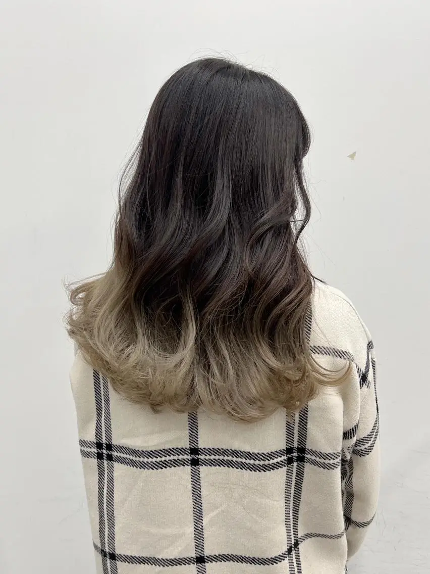 セミロング カラー グラデーションカラー siesta by amble luxeのヘアスタイル