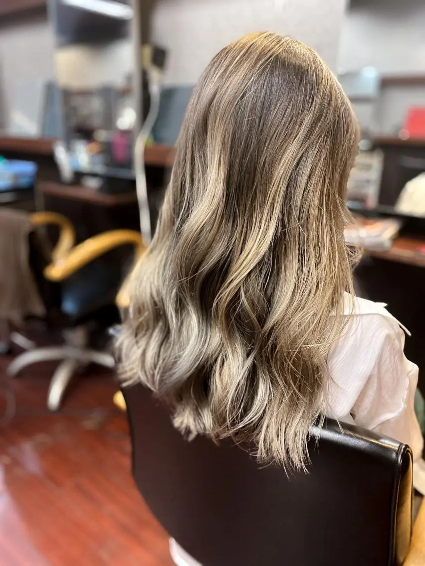 ロング カラー ヘアアレンジ バレイヤージュ 外国人風カラー レイヤーカット Luzir⭐︎ GEN⭐︎のヘアスタイル