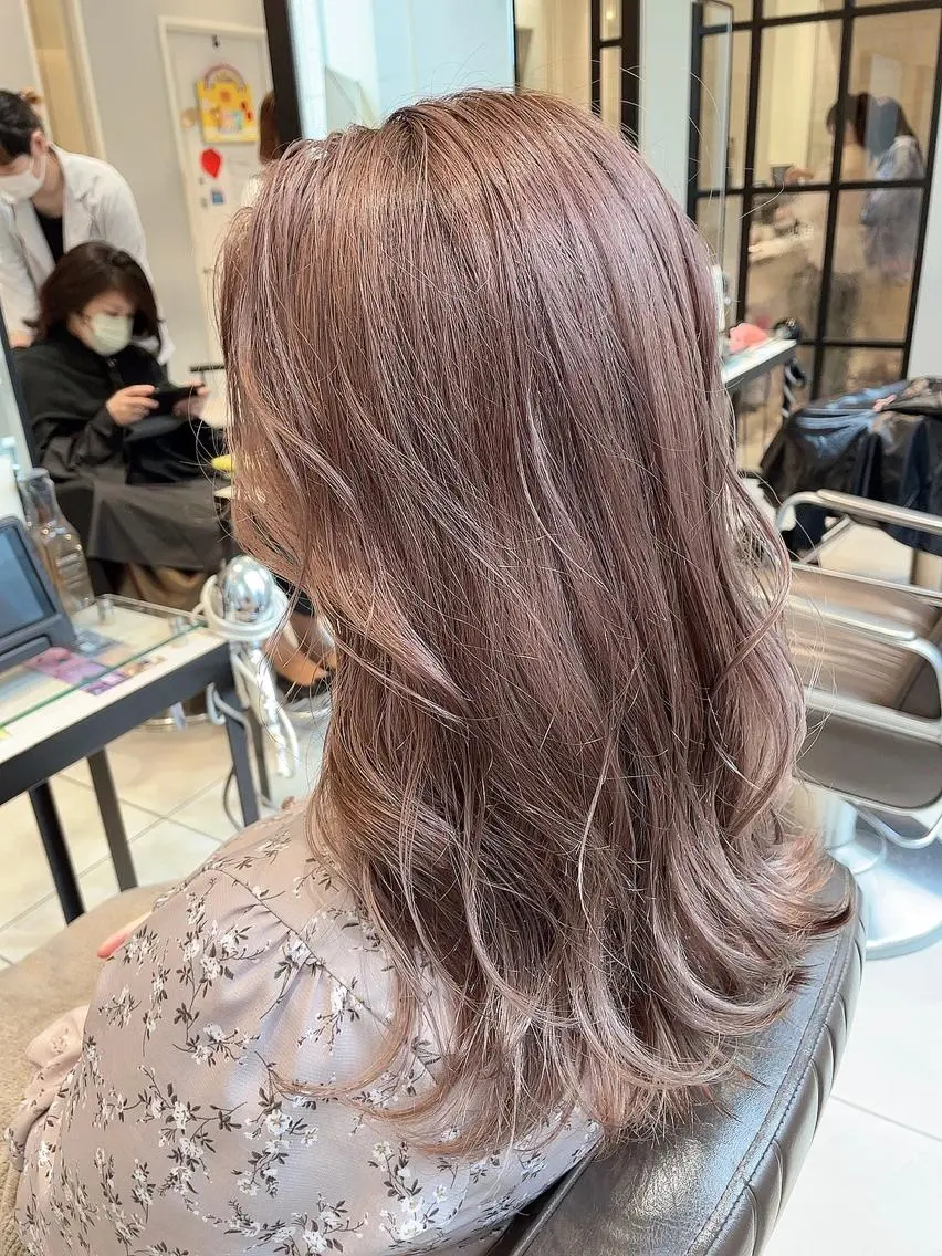 ミディアム カラー ベージュカラー ブリーチ ピンクカラー ピンクベージュ ヘアカラー トリートメント 🦖鶴岡 香純🦖のヘアスタイル