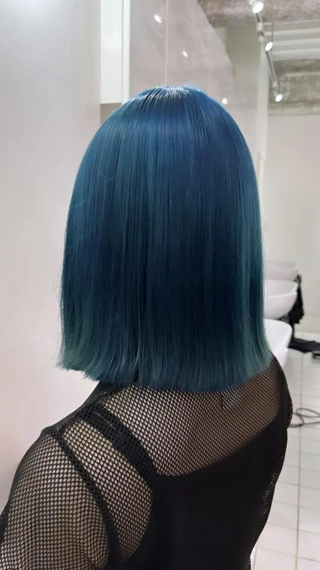 セミロング カラー ブリーチ ブルーカラー レイヤー🩵透明感 ೀユイ🌙のヘアスタイル