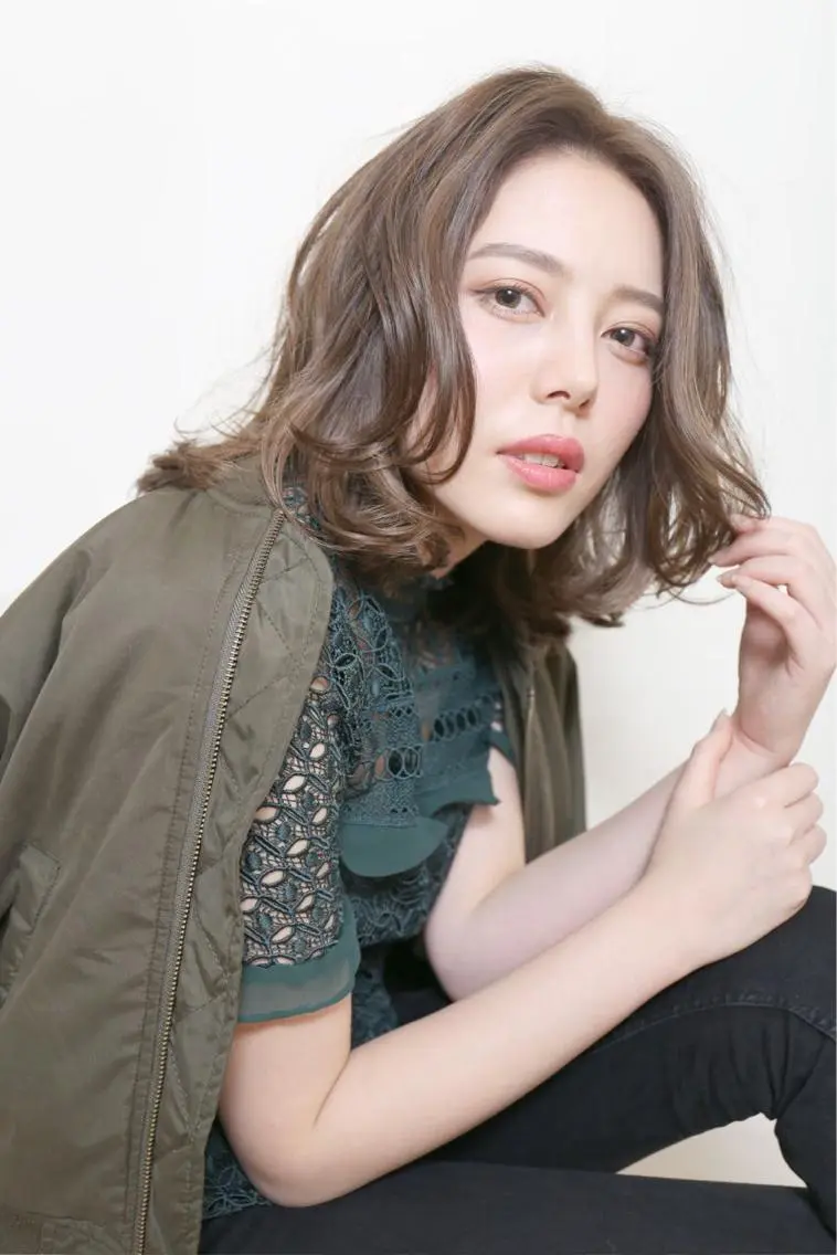ミディアム ミディアムパーマ アッシュ 出川 隆洋のヘアスタイル