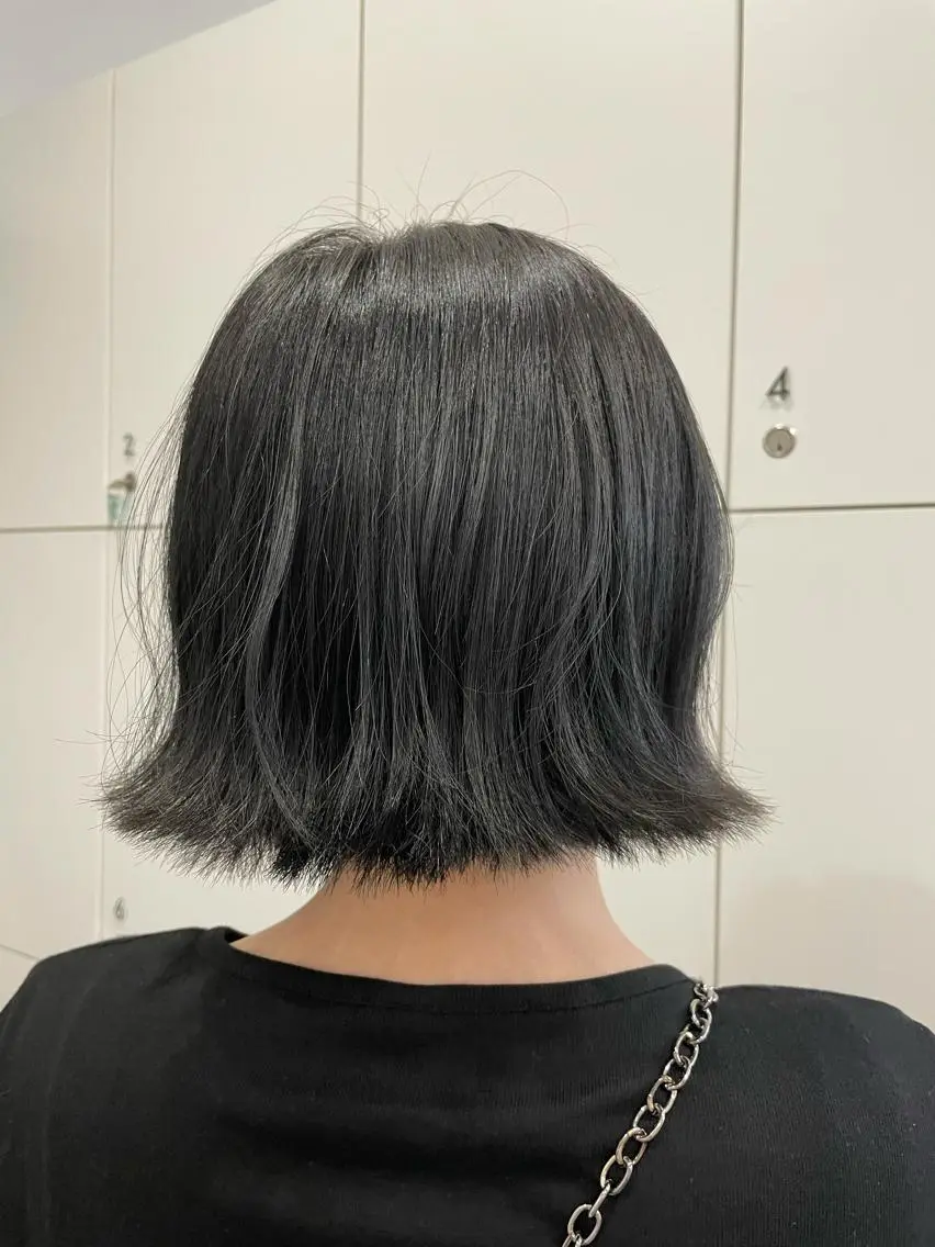 ショート カラー 黒髪 ブルーカラー ブルーブラック 中根 麻友香のヘアスタイル