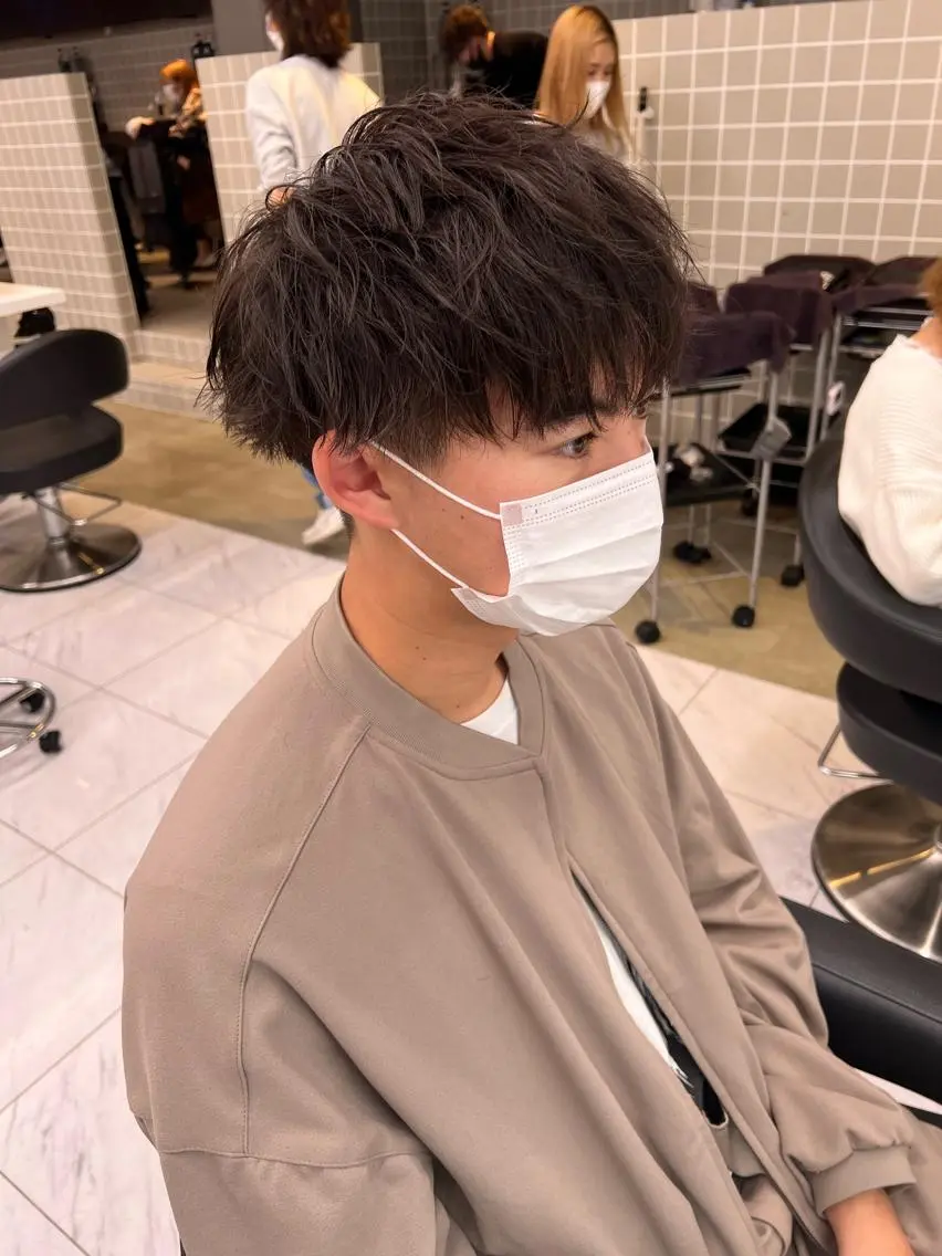 ショート カラー パーマ メンズ センターパート メンズ韓国風 韓国マッシュ マッシュウルフ マッシュ メンズパーマ特化 TAIGAのヘアスタイル