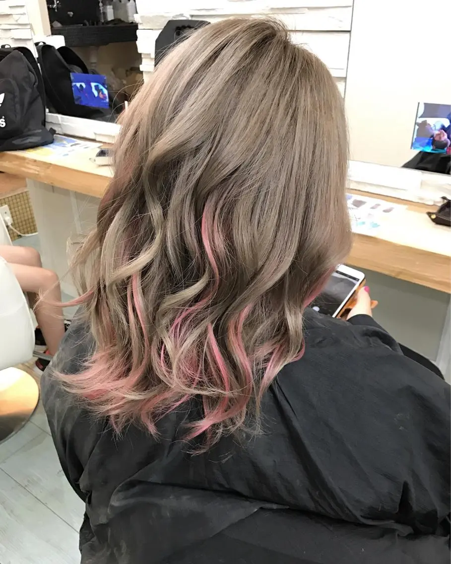 セミロング カラー ベージュカラー ブリーチ ハイライトカラー ミルクティーベージュ ピンクカラー ヘアカラー 中川 仁のヘアスタイル