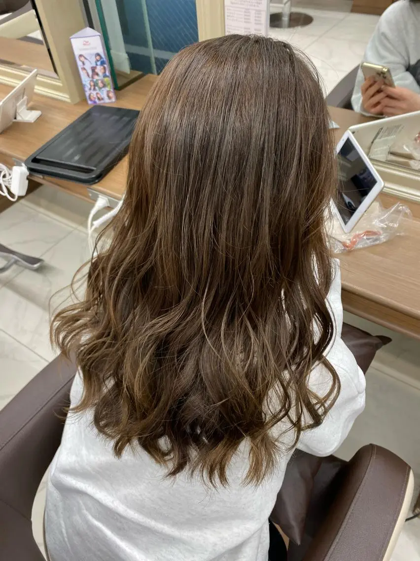 セミロング カラー ベージュカラー ブリーチ ミルクティーベージュ ブリーチなしカラー カット ヘアカラー トリートメント 長妻莉央/縮毛矯正 髪質改善カラーのヘアスタイル