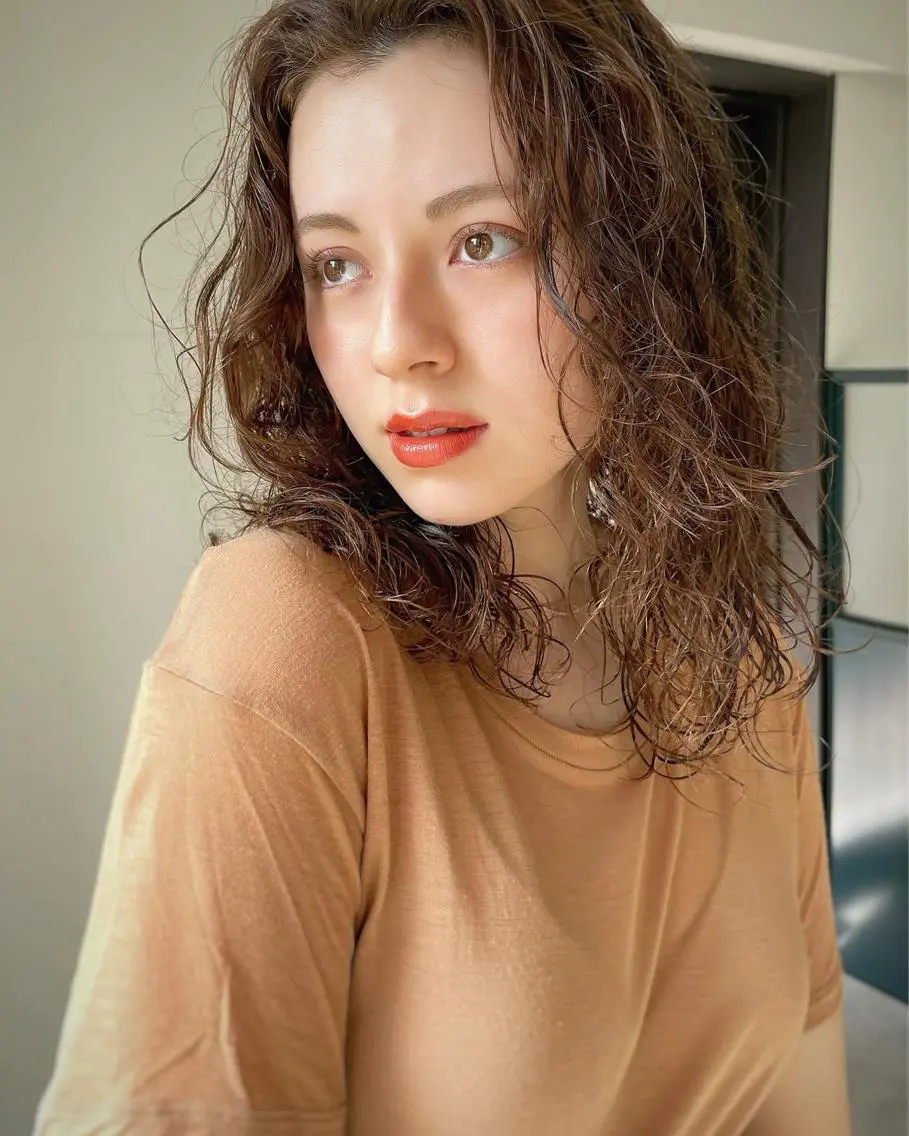 ミディアム カラー パーマ ヘアアレンジ ネイル マツエク・マツパ ベージュカラー トレンド眉🌈✨ arisaの眉毛・アイブロウイメージ